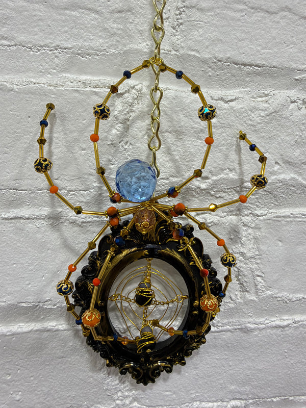 Black oval frame with gold Knicks Spider